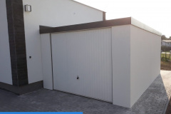 garáž pultová střecha bílá omítka výklopná vrata bílá