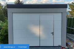 garáž pultová střecha světle šedá omítka sekční vrata s integrovanými dveřmi