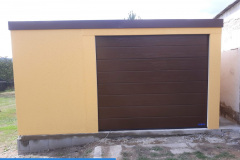 garáž s pultovou střechou omítka žlutá kukuřice hnědé sekční vrata M