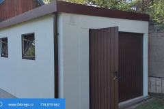 garáž s pultovou střechou spád na bok výklopná vrata s integrovanými dveřmi