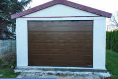 garáž sedlová střecha bílá omítka sekční vrata M