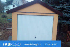 garáž sedlová střecha omítka žlutá kukuřice výklopná vrata