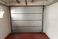 zateplená garáž uvnitř sekční vrata