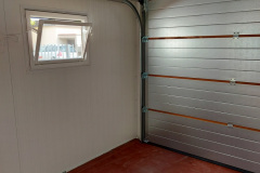 zateplená garáž uvnitř stěna s oknem